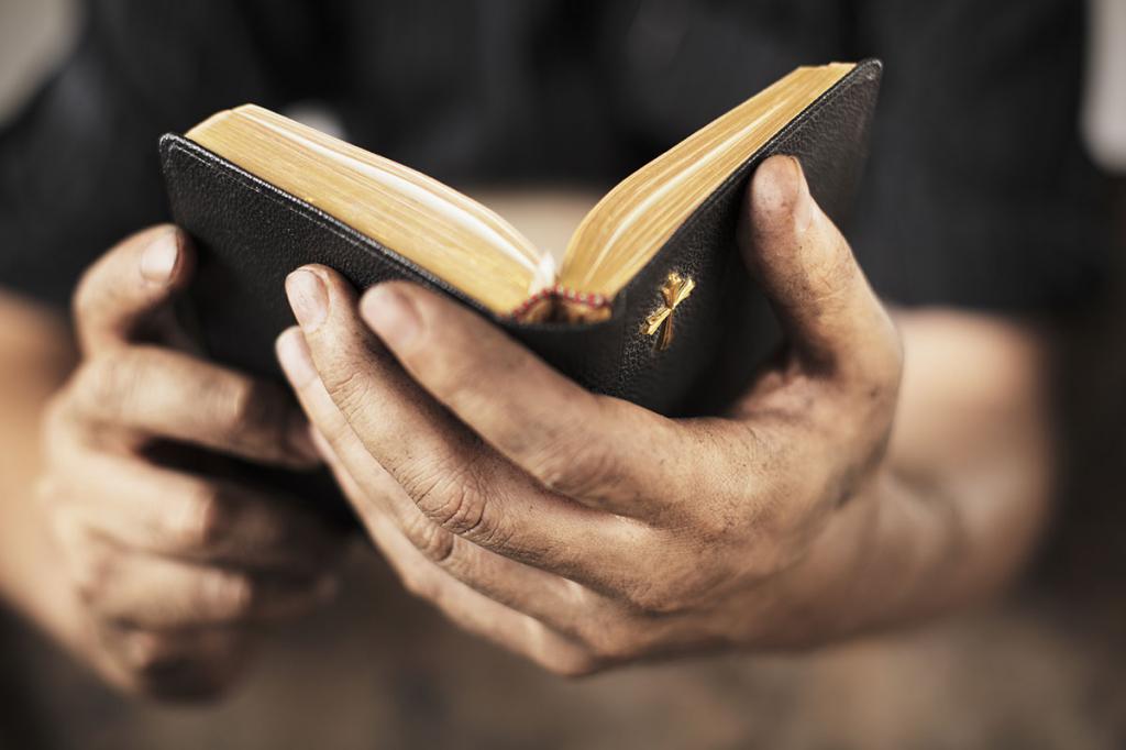 Руки, держащие Библию