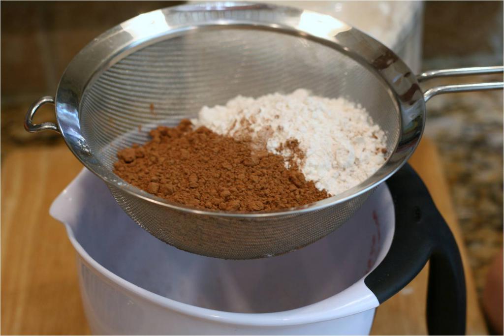 Этапы приготовления теста для шоколадных коржей