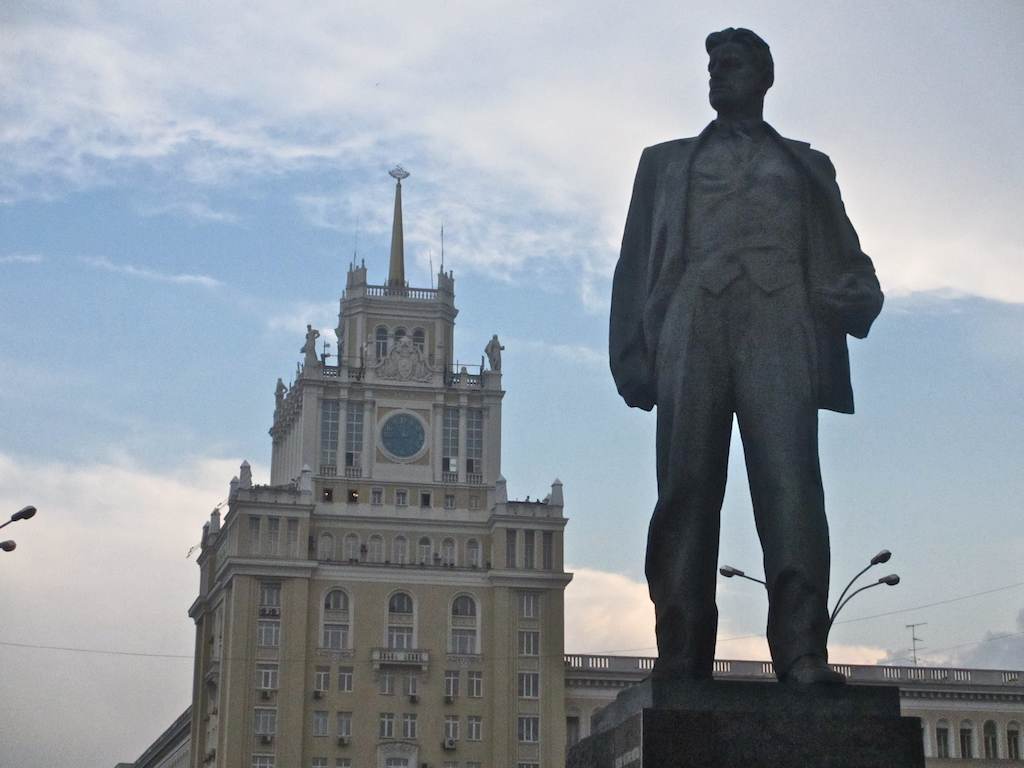 Памятник маяковскому в москве