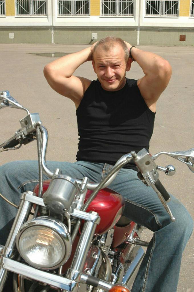 Дмитрий Марьянов на мотоцикле