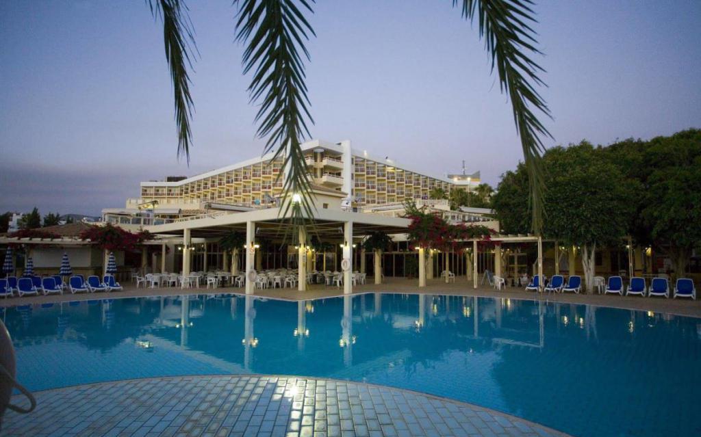 отель на пафосе laura beach