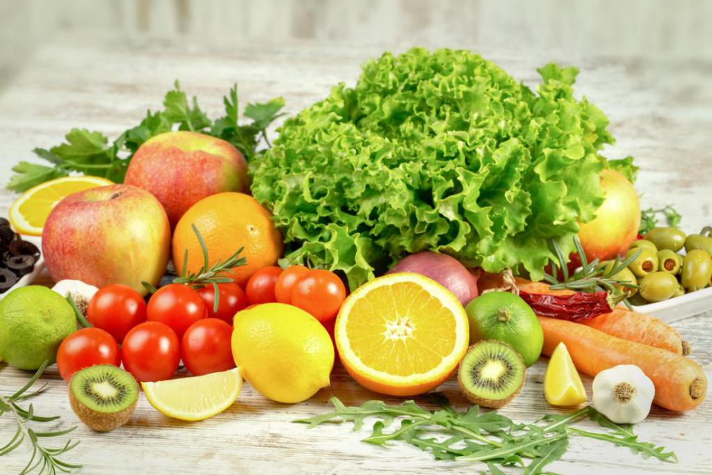 овощи и фрукты на столе