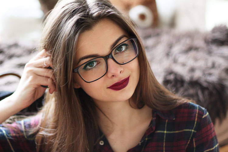 Красивая девушка в очках