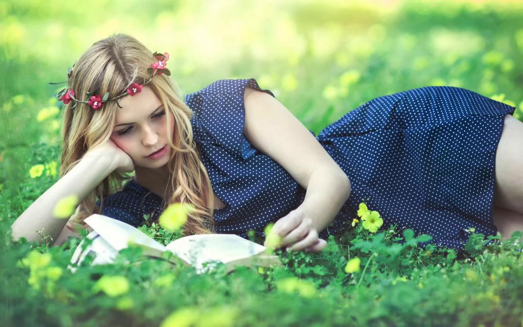 Девушка читает роман