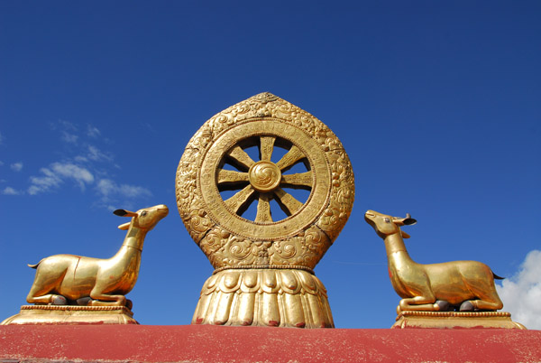 Две газели рядом с Колесом Дхармы