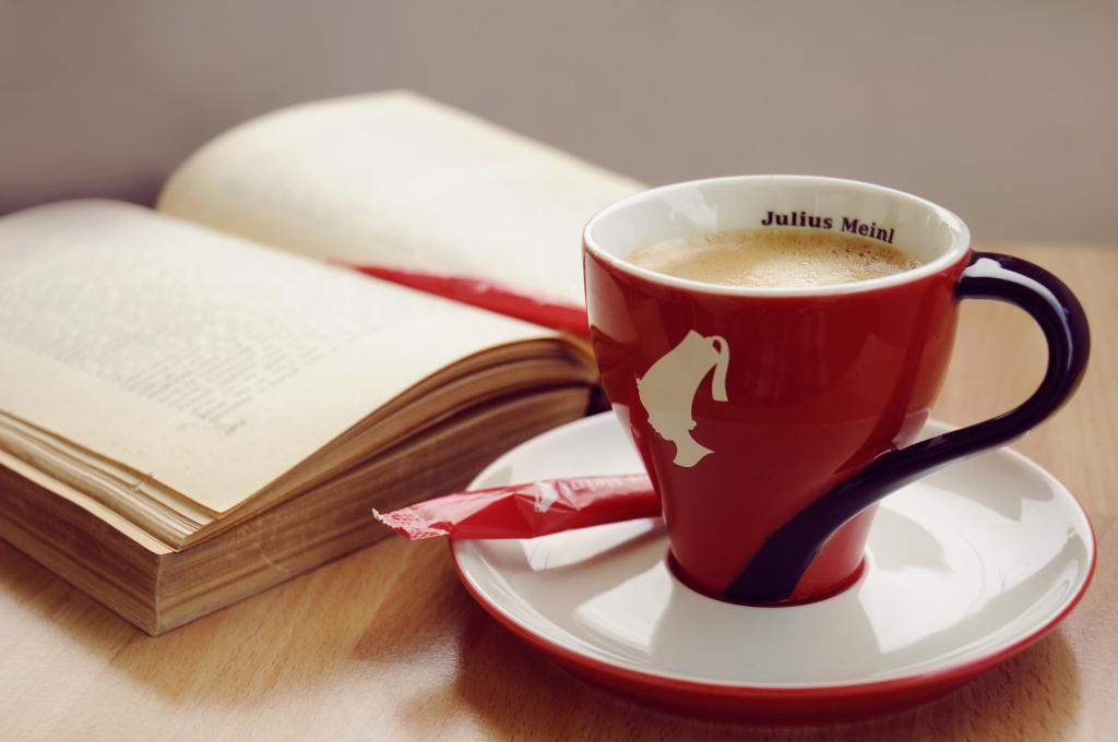 книга и кофе