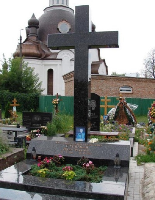 Памятник на могиле Виктора Степанова