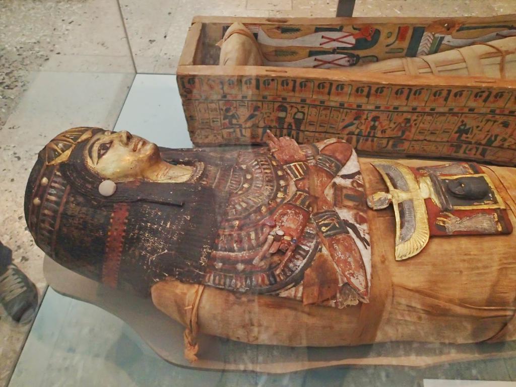 Саркофаг покрытый письменами и росписью