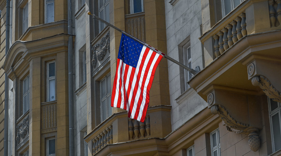 Флаг на посольстве США