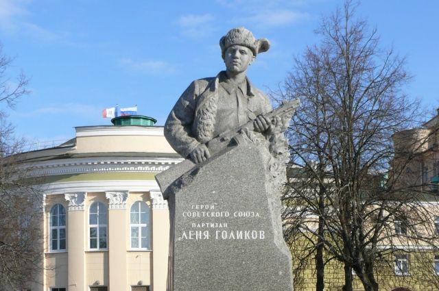Памятник Лене Голикову