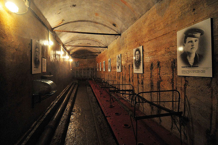 Подземными коридорами 35 батареи