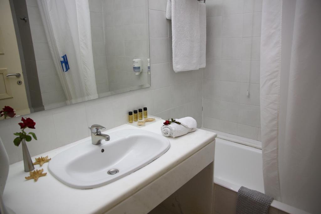 Ванная комната в номере отеля Dessole Hermes Hotel