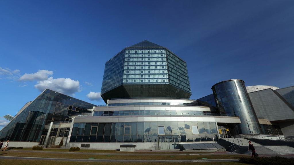 Здание национальной библиотеки в Минске