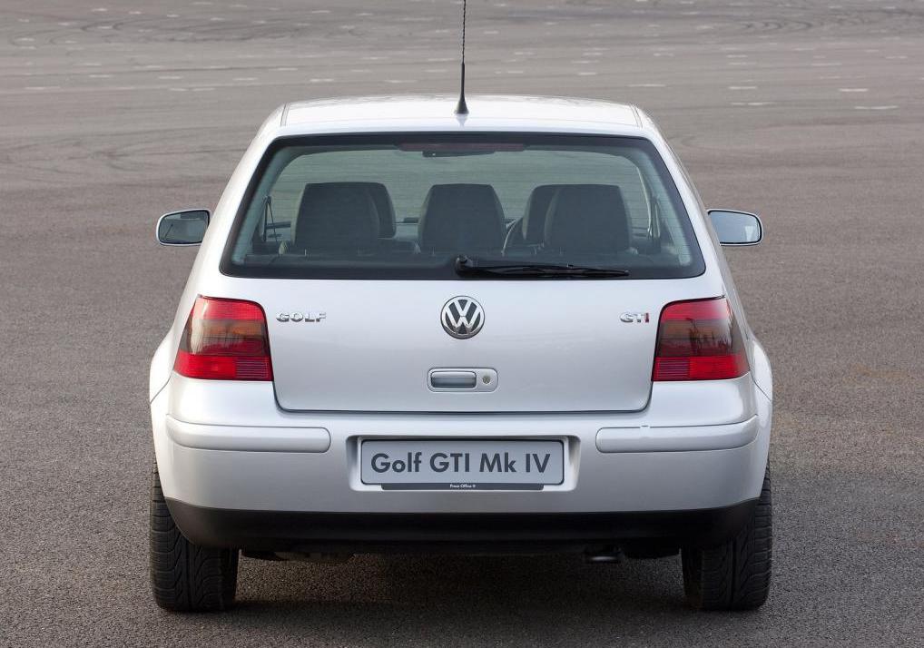Volkswagen Golf 4 вид сзади