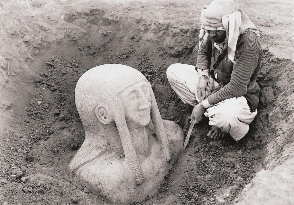 Раскопанная древняя статуя
