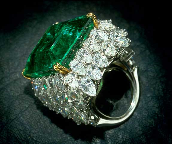 кольцо с зеленым камнем