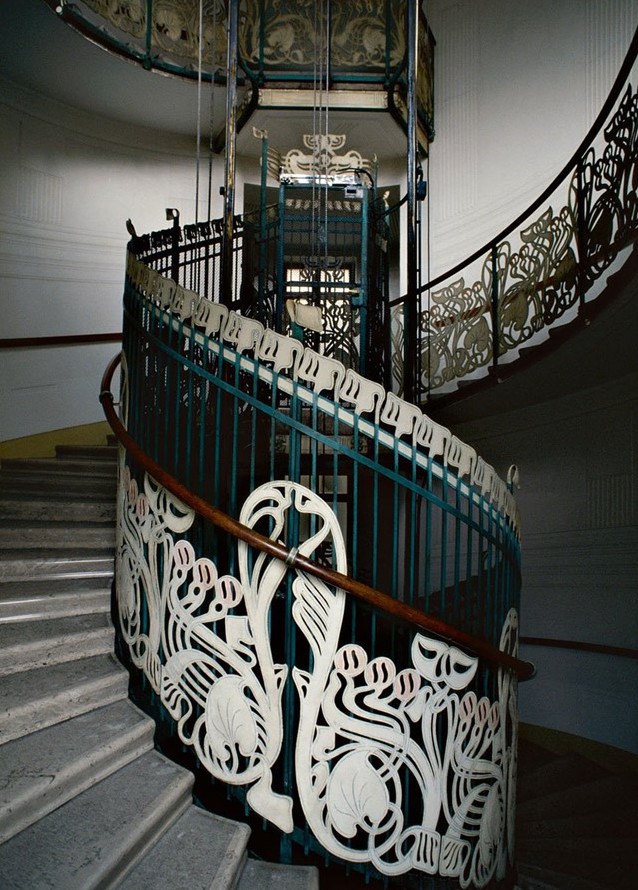 Лестница и лифт периода модерна