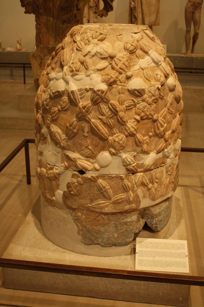 Камень Омфал сейчас находится в музее Дельф.