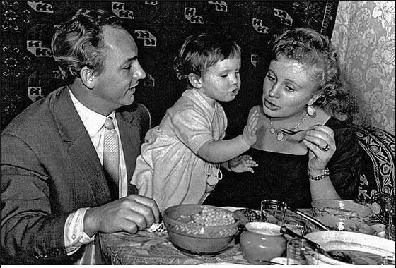 Николай Рыбников с женой и дочерью