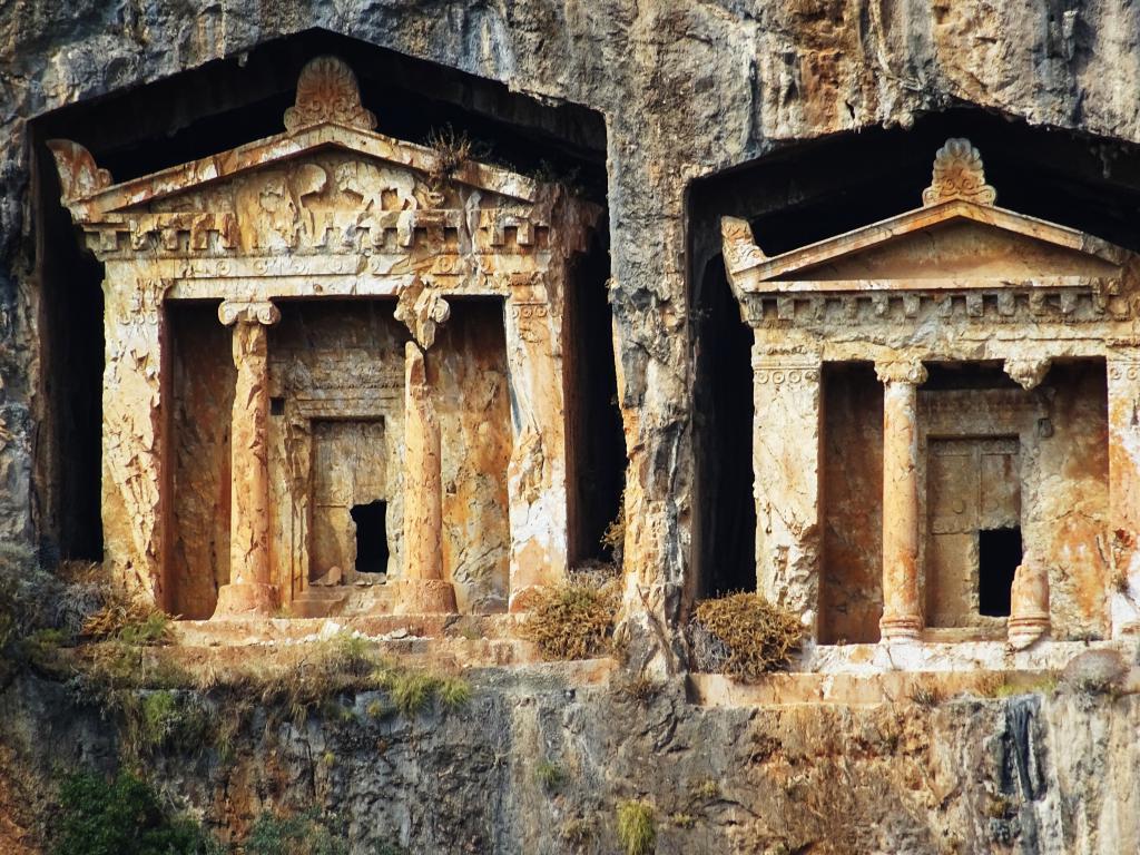 Храм в скалах
