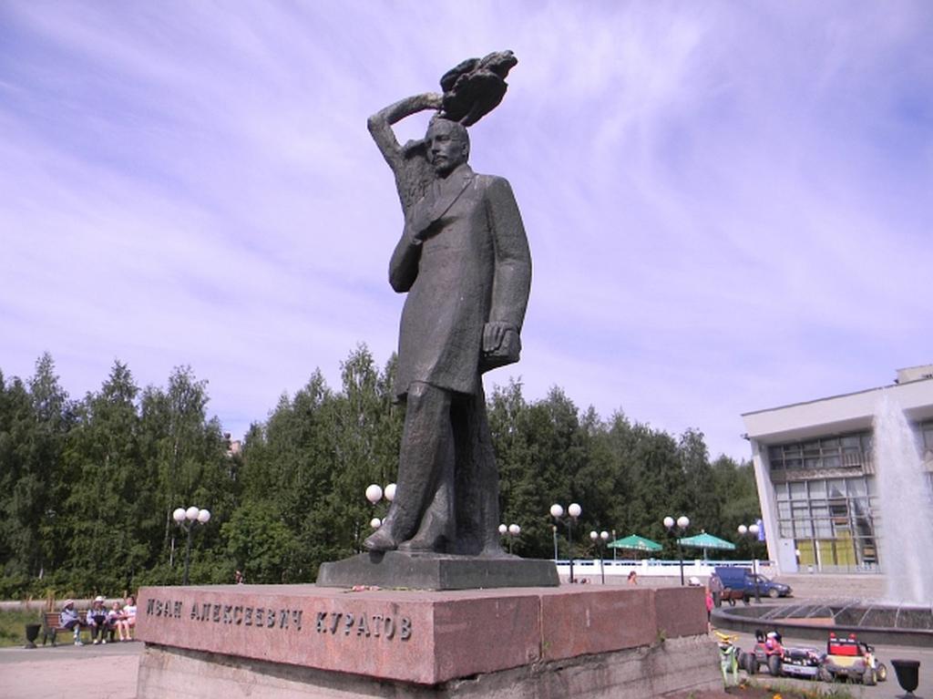 Памятник И. Куратову