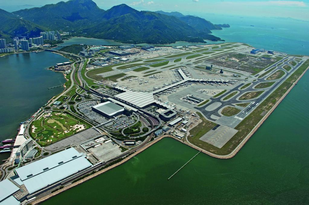 Вид на аэропорт Гонконга с высоты птичьего полета