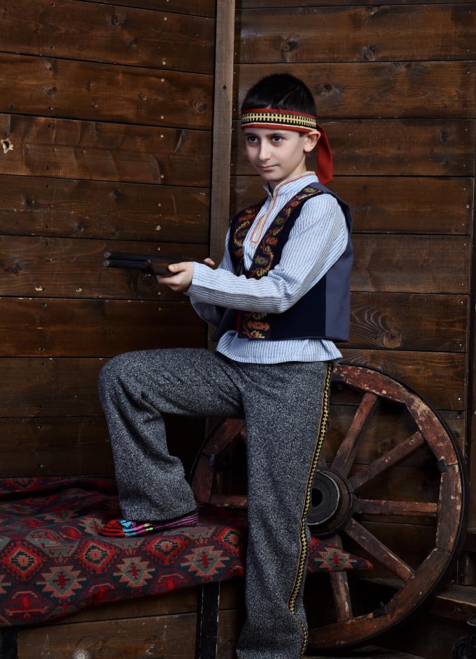 Армянский мальчик в национальном костюме