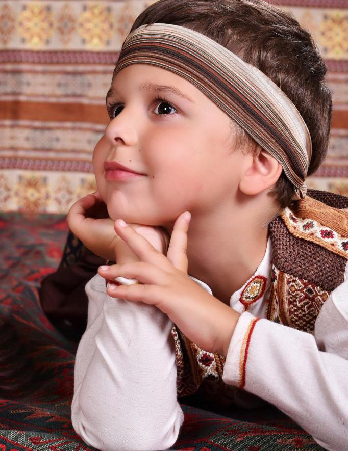 Мальчик в армянском народном костюме
