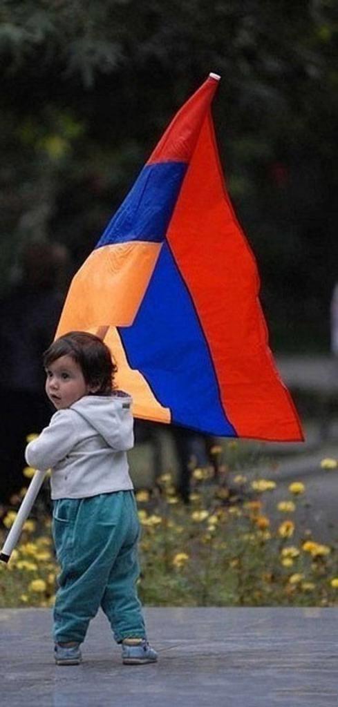 Малыш с флагом Армении
