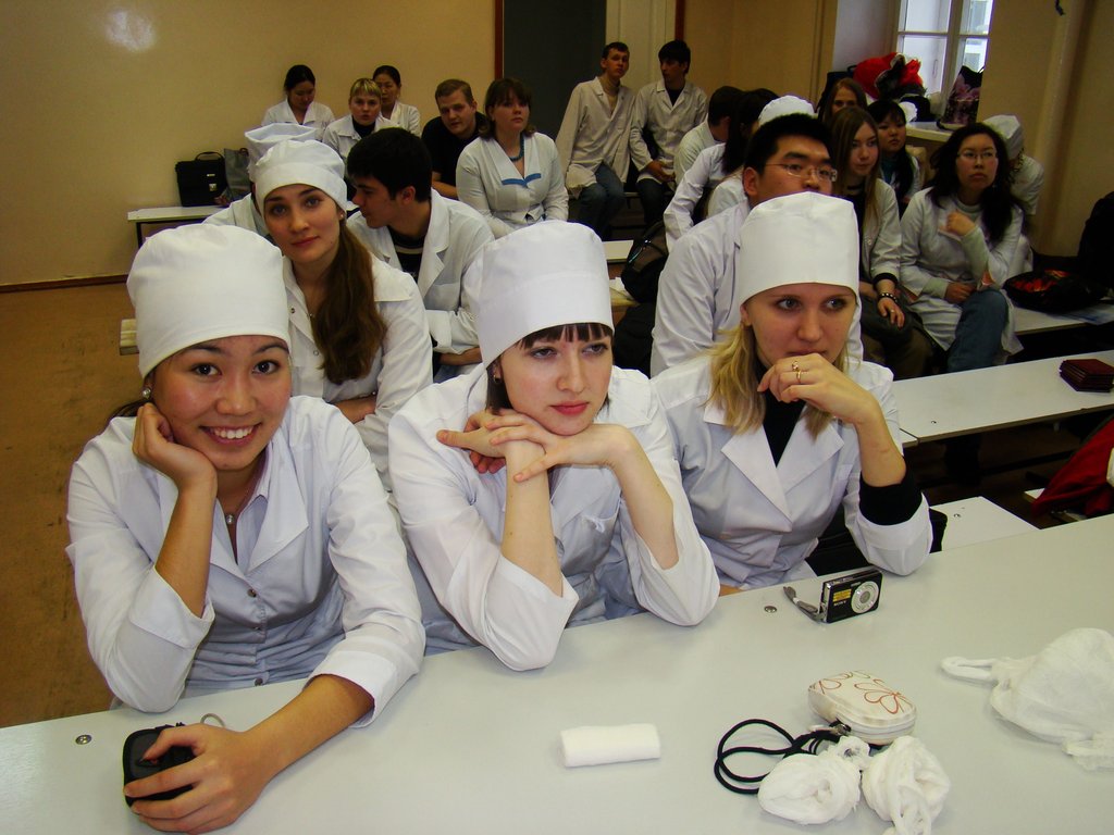 Врач после университета. Мед университет ИГМУ. ИГМУ университет Иркутск. Студенты медицинского. Студенты медицинского колледжа.