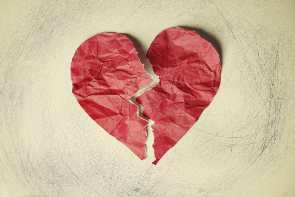 Разбитое сердце - символ нелюбви