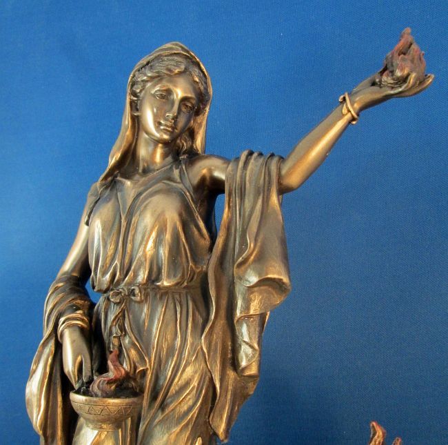 Римская богиня покровительница домашнего очага. Гестия богиня древней Греции. Гестия богиня статуя.