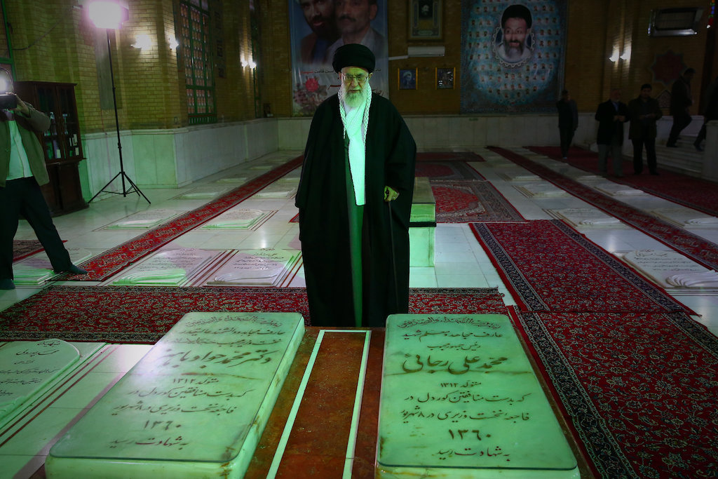 Аятолла Хаменеи в мавзолее имама Хомейни