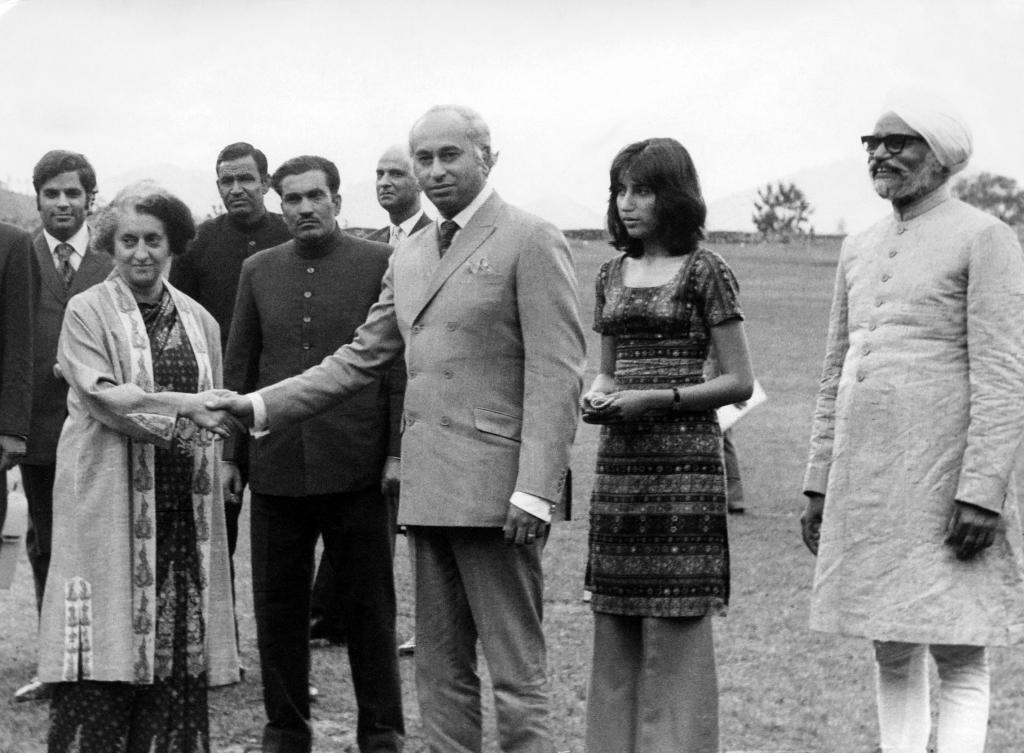 Бхутто на встрече отца с Индирой Ганди