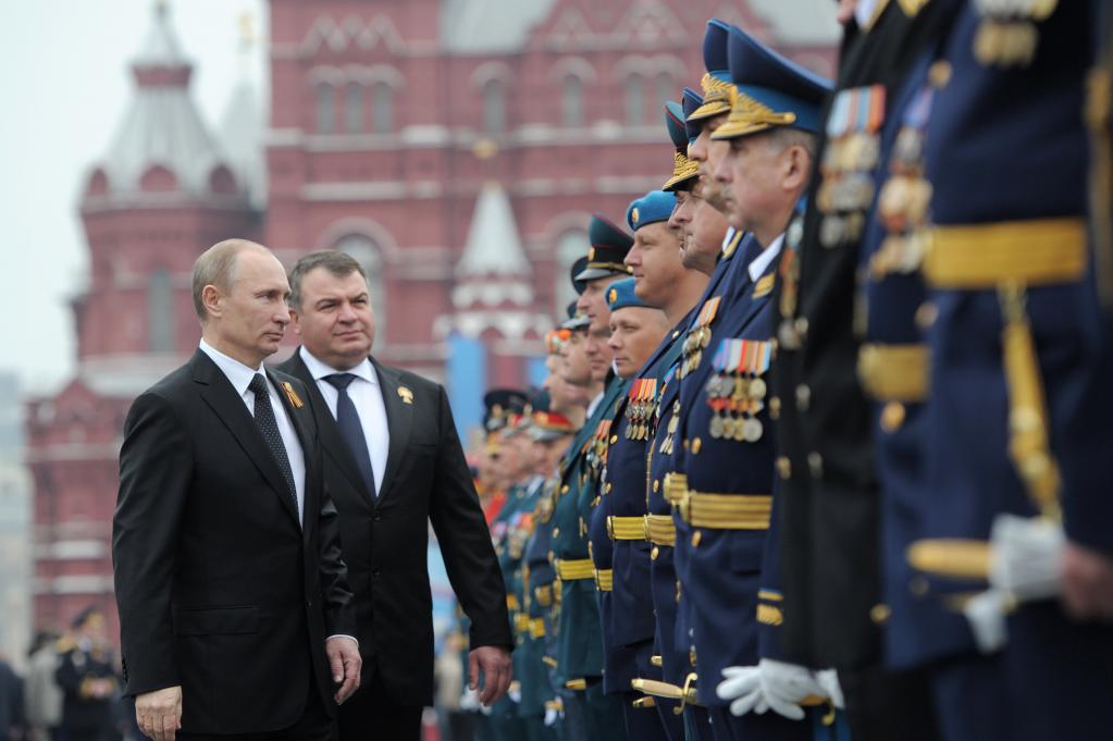 Путин и Сердюков на параде