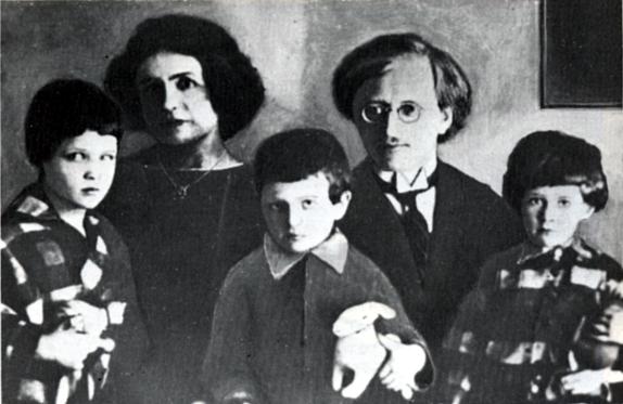 Антонов-Овсеенко с семьей