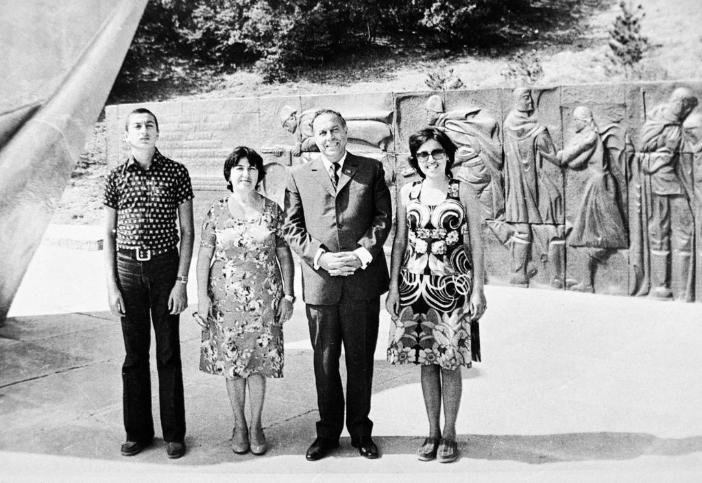 Снимок семьи у мемориала