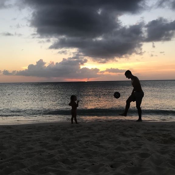 Антуан Гризманн с дочкой играет в футбол на пляже