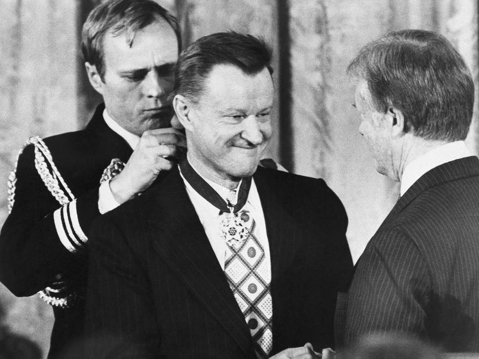 Джимми Картер награждает Бжезинского Медалью свободы в январе 1981 г.