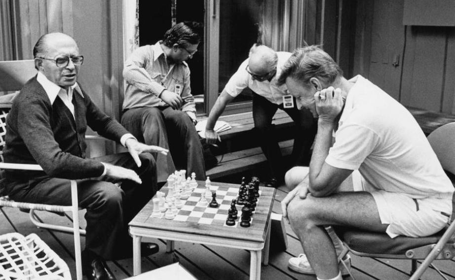 Збигнев Бжезинский за игрой в шахматы