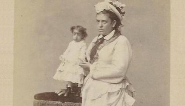 Взрослая Лусия со своей матерью