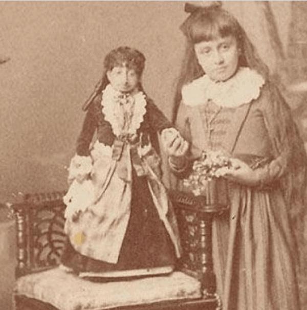 Лусия (слева) со своей младшей сестрой