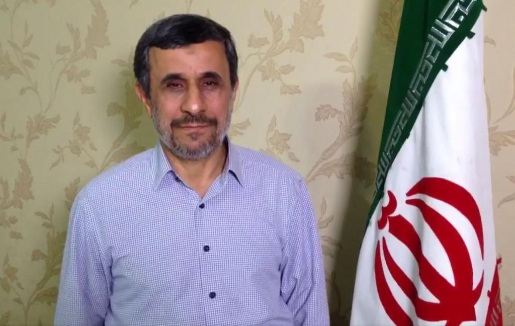 Ахмадинежад с иранским флагом.
