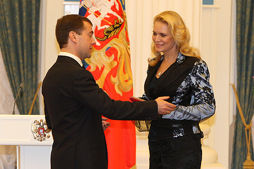 Дмитрий Медведев в Кремле награждает Алену Яковлеву званием «народный артист РФ»