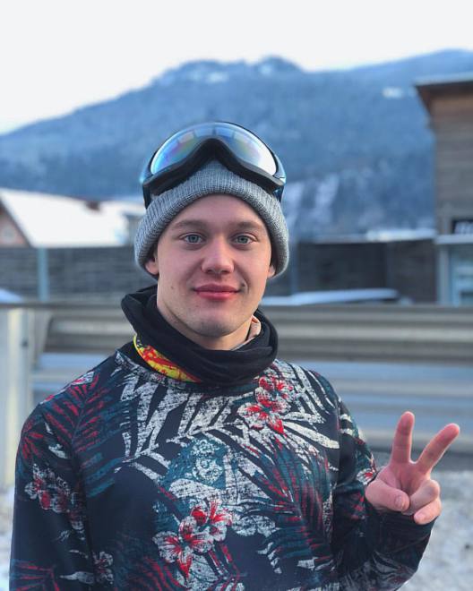 Юный сноубордист Саша Смелов