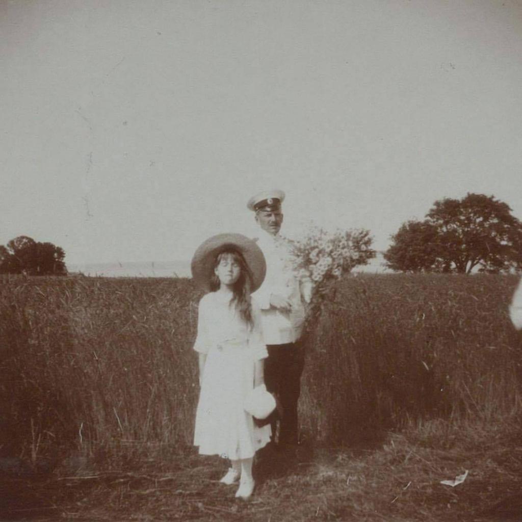 Анастасия с отцом в поле