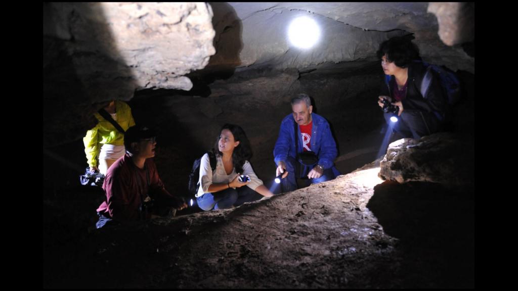 Исследование пещеры археологами