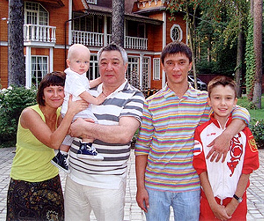 Тохтахунов на даче с семьей