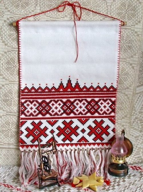 Вышитый белорусским орнаментом рушник