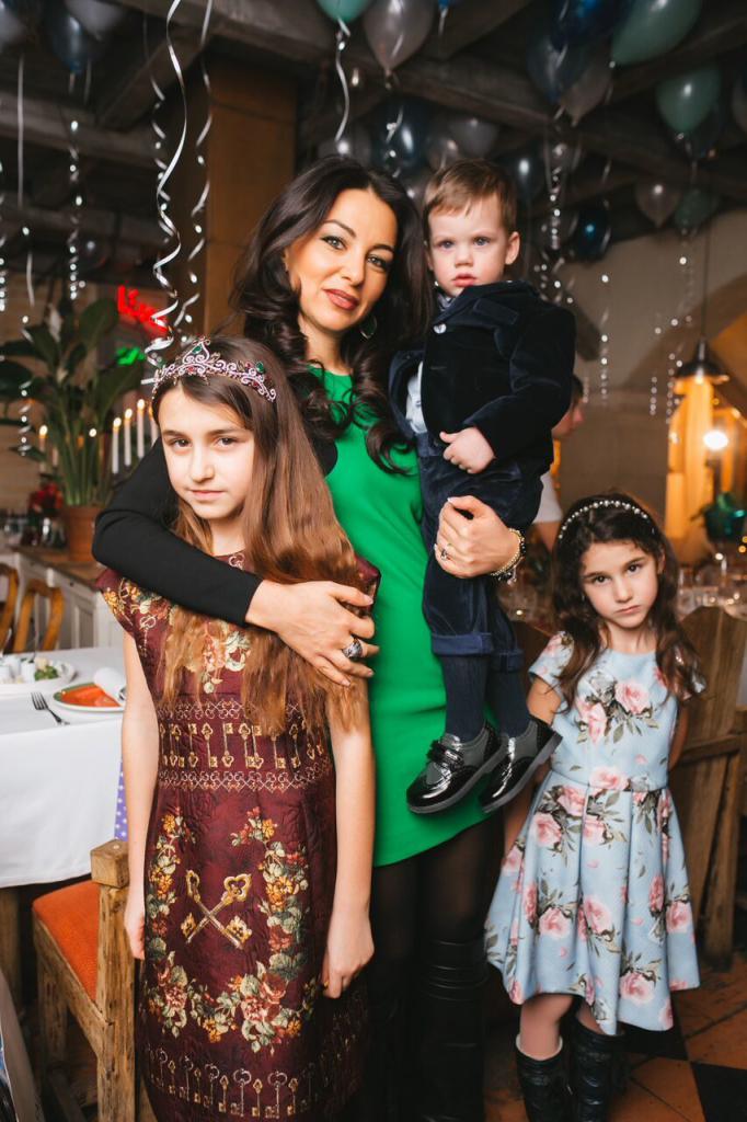 Лиана Турецкая с детьми и внуком